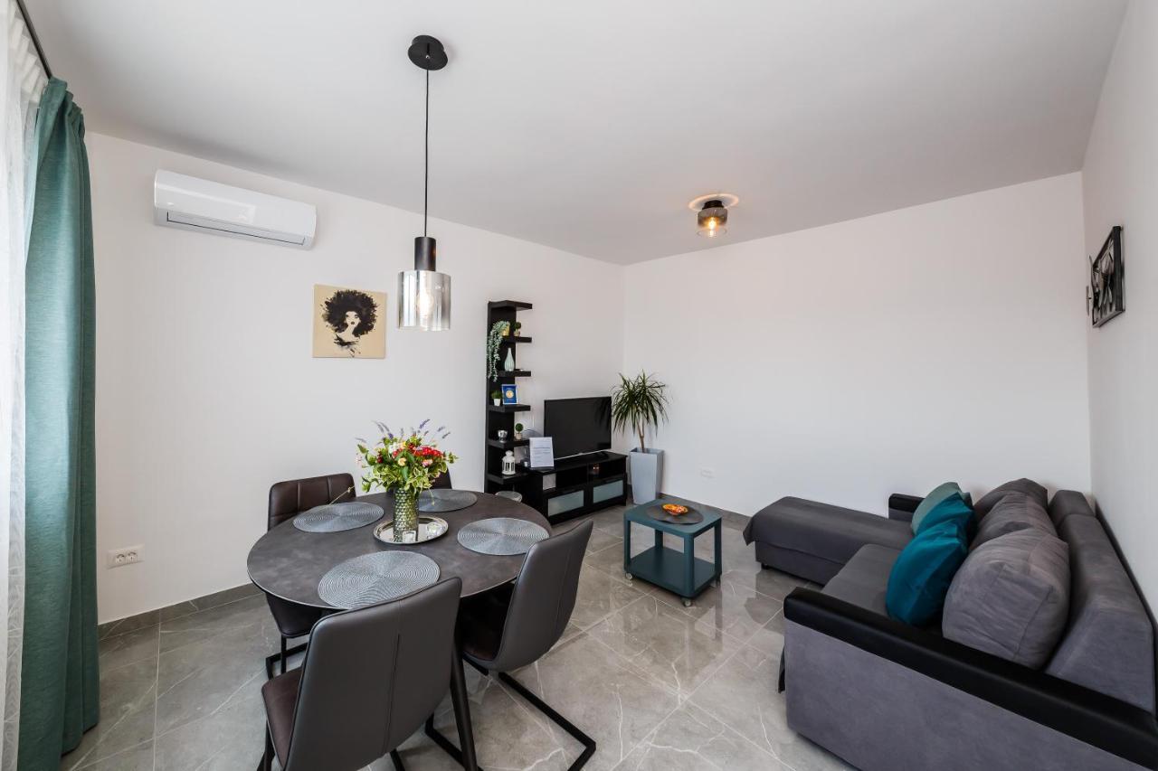 Apartmani Ujakovic Kaštela Esterno foto