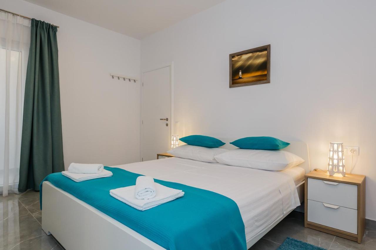 Apartmani Ujakovic Kaštela Esterno foto