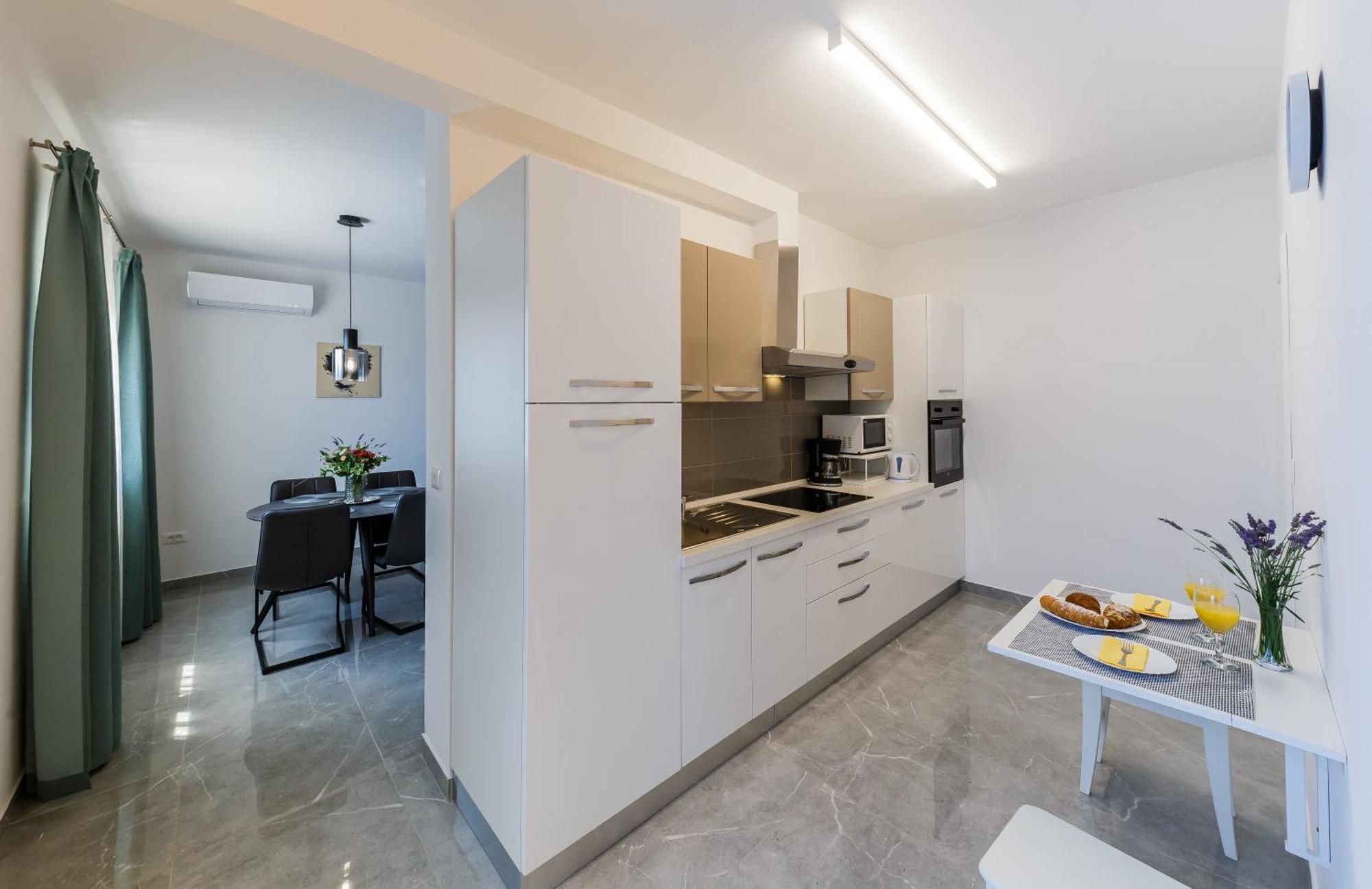 Apartmani Ujakovic Kaštela Esterno foto
