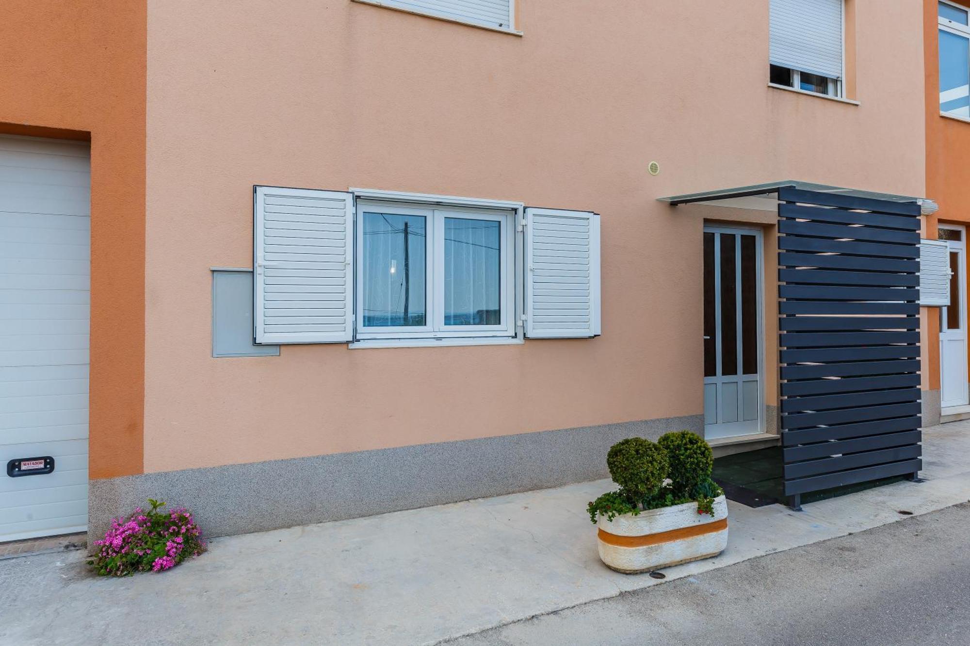 Apartmani Ujakovic Kaštela Esterno foto