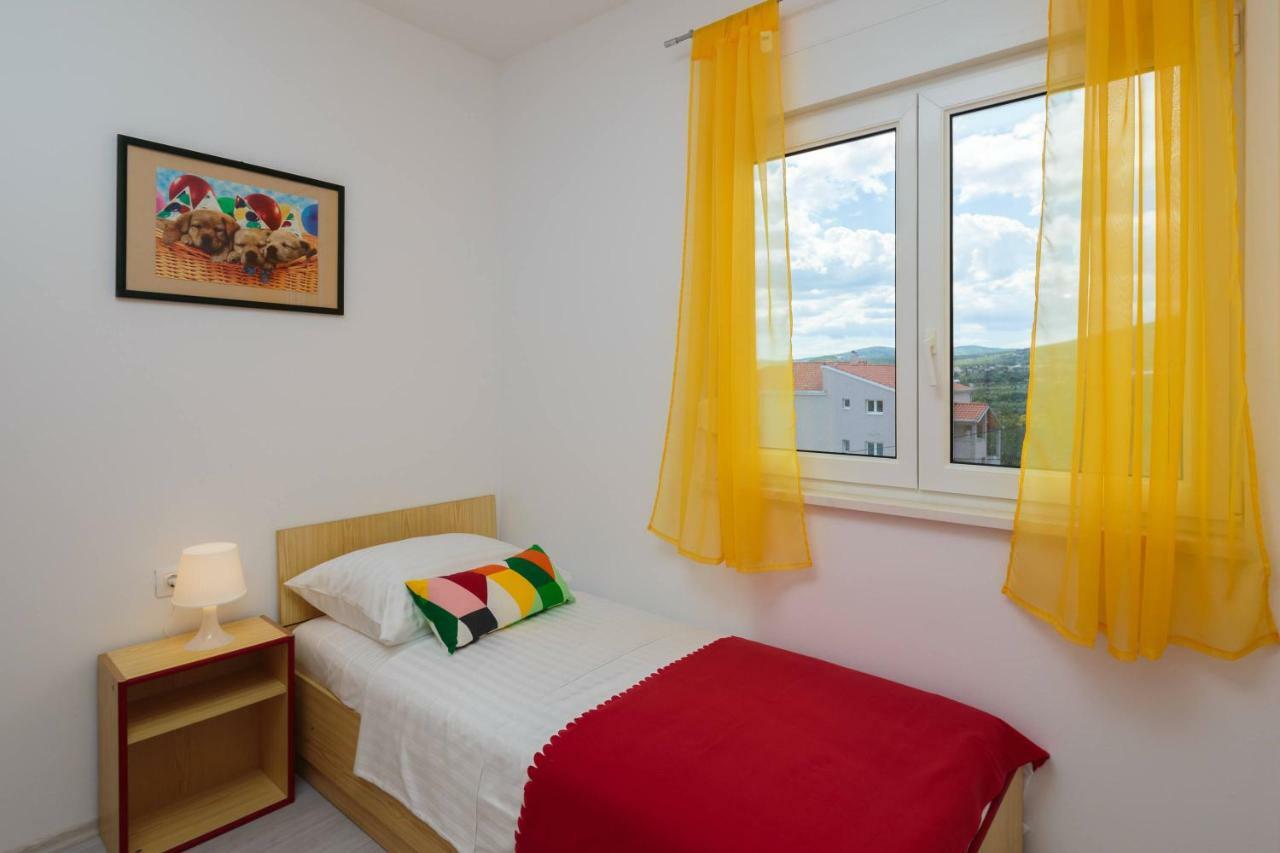 Apartmani Ujakovic Kaštela Esterno foto