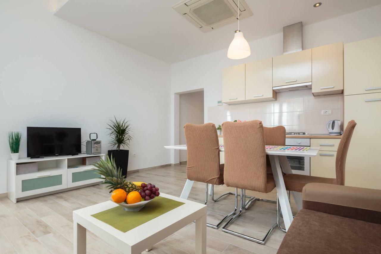 Apartmani Ujakovic Kaštela Esterno foto